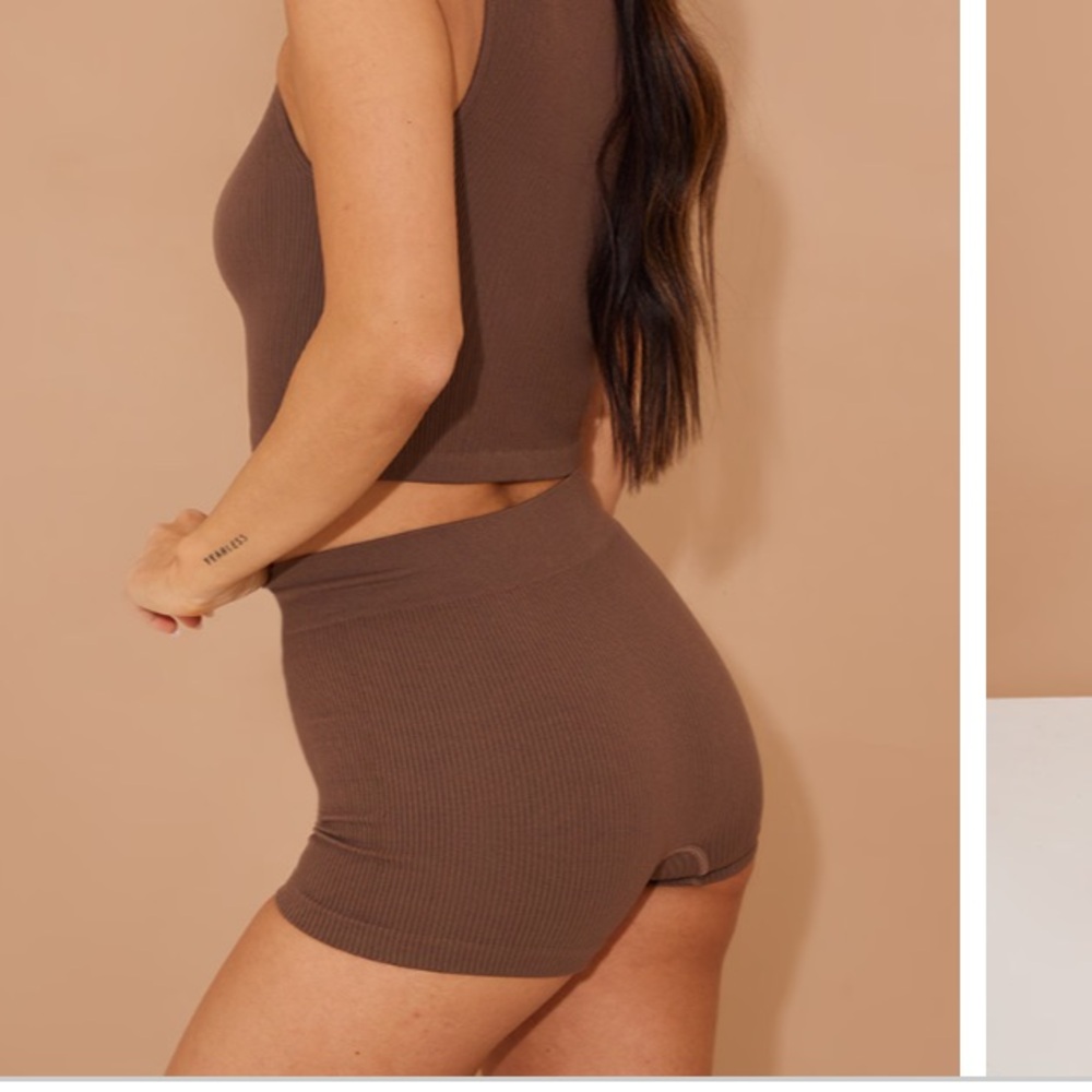 PrettyLittleThing brown Basic Structured Snatched Rib Hot Pants - Picture 2 of 3